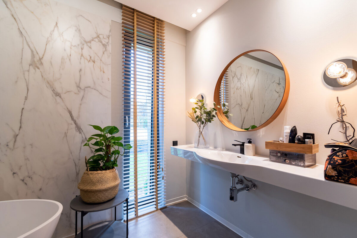 Salle de bain avec une fenêtre étroite.