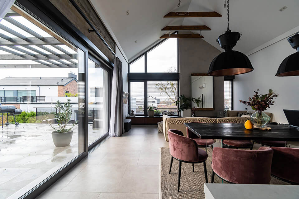 L'intérieur d'une maison aménagée comme une grange moderne