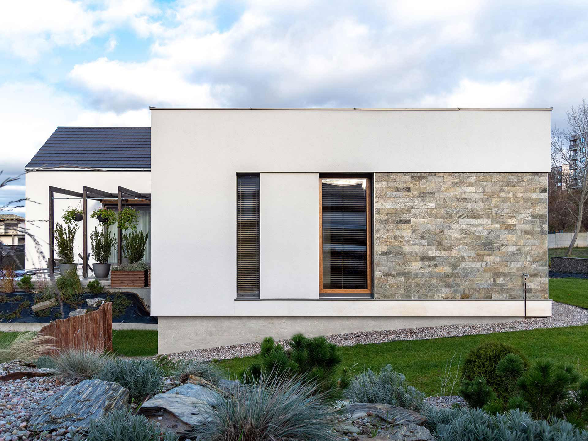 Bâtiment moderne avec fenêtres en placage de bois.