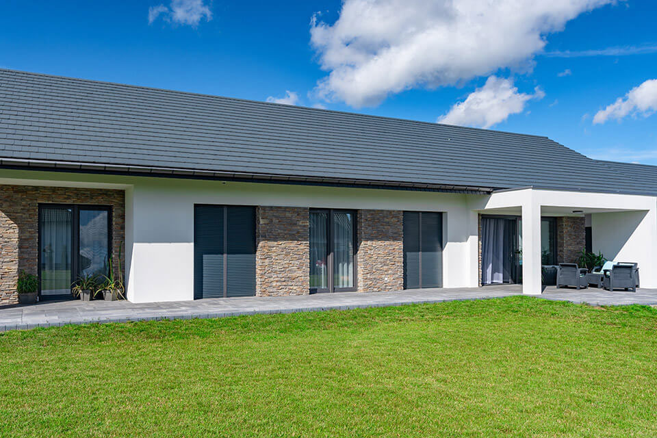 Maison avec fenêtres anthracite.