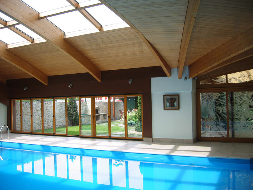 Intérieur avec portes coulissantes à levage en bois et en aluminium.