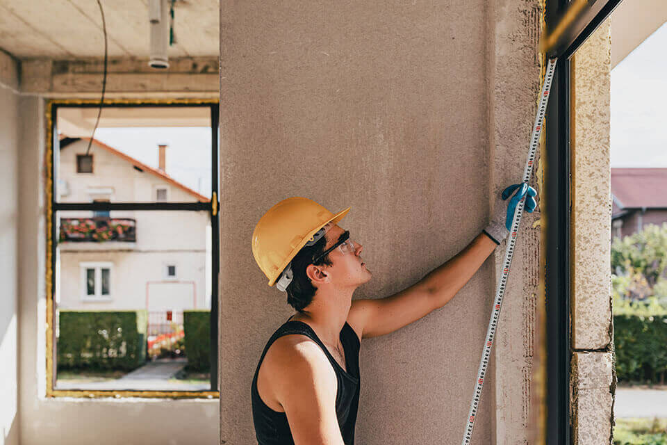 mesure des fenêtres sur un chantier de construction