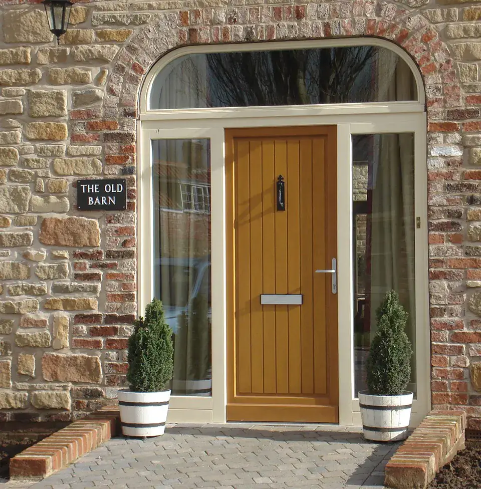 Porte en bois marron clair