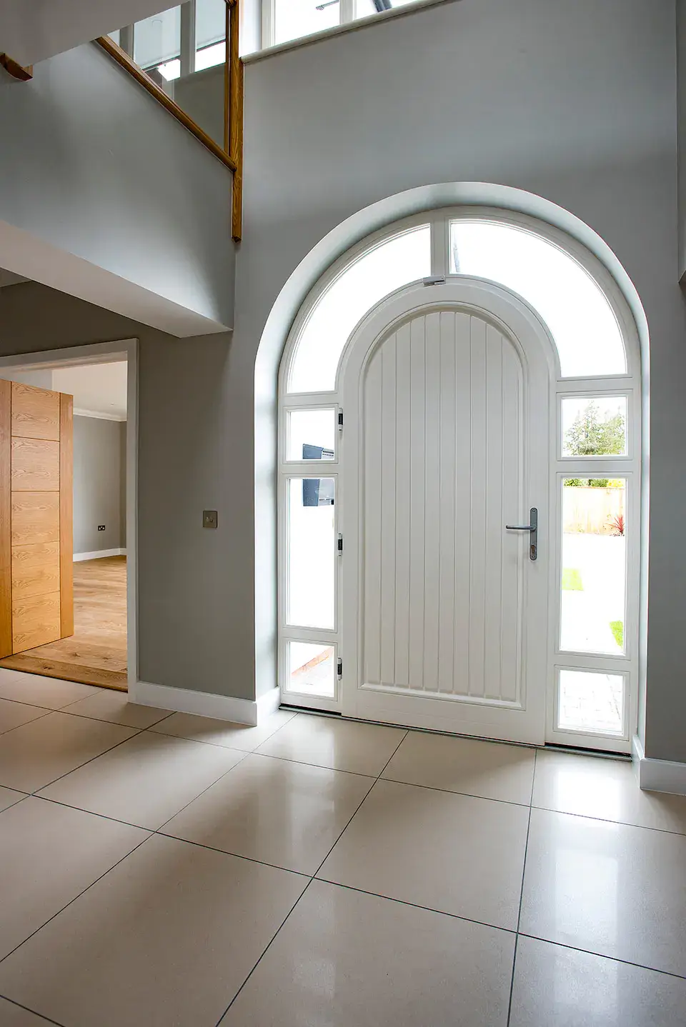 Portes en bois cintrées blanches