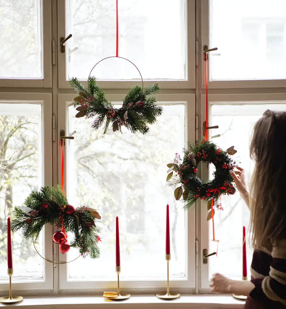 Couronnes de Noël suspendues à la fenêtre.