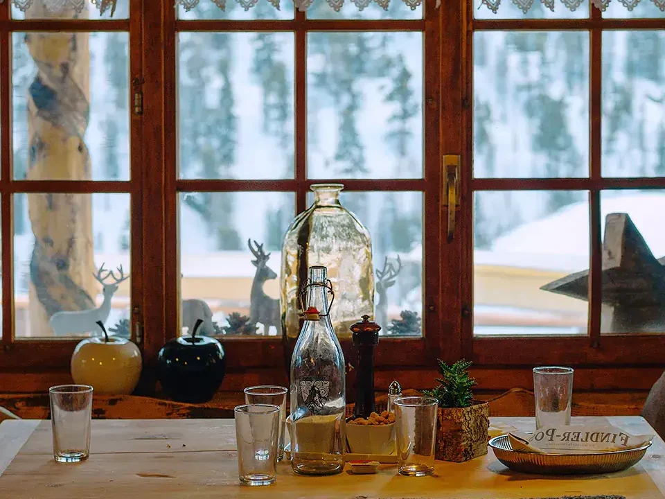 Une maison de campagne de style cottage avec vue sur une clairière hivernale.